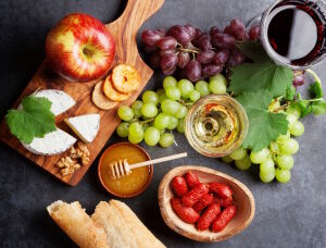 Виноград и колбаски