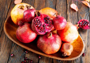 Гранаты сочные на тарелке