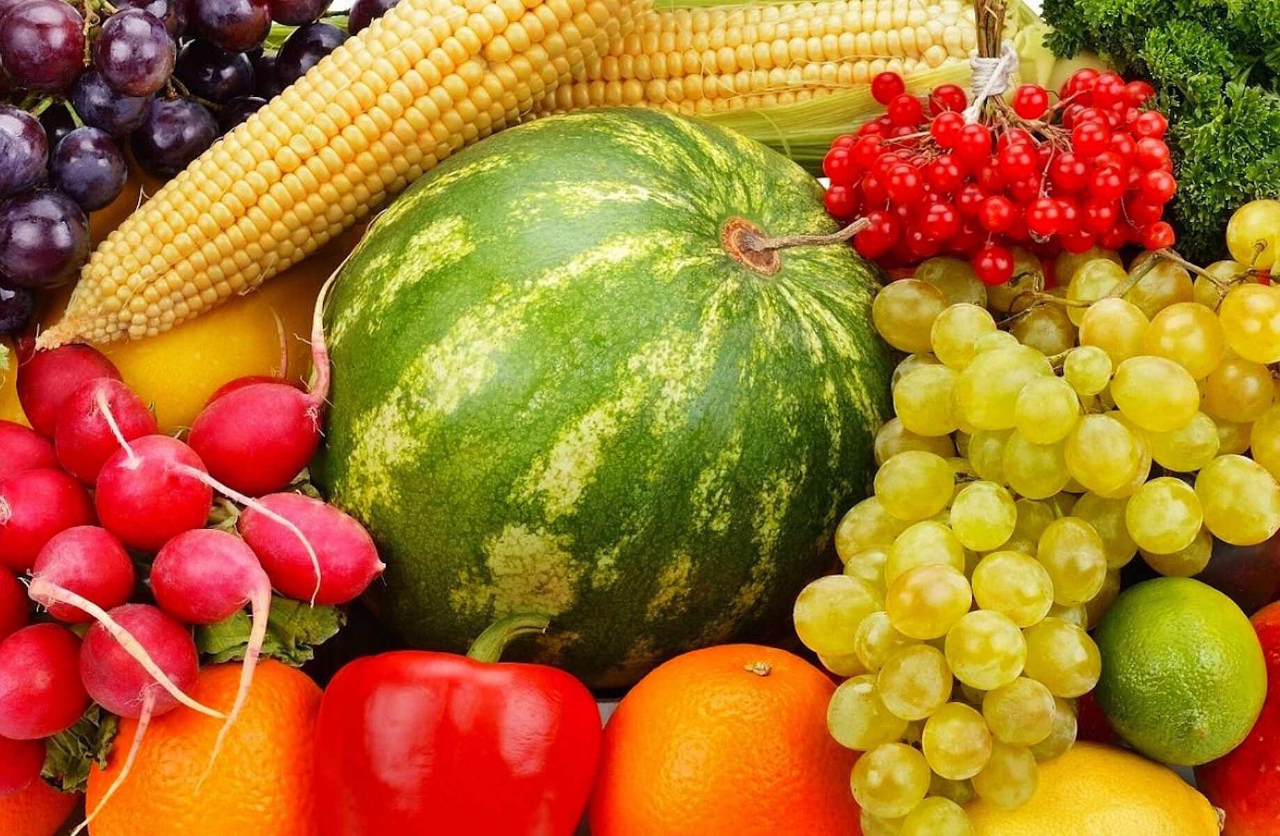 Арбуз с ягодами и овощами