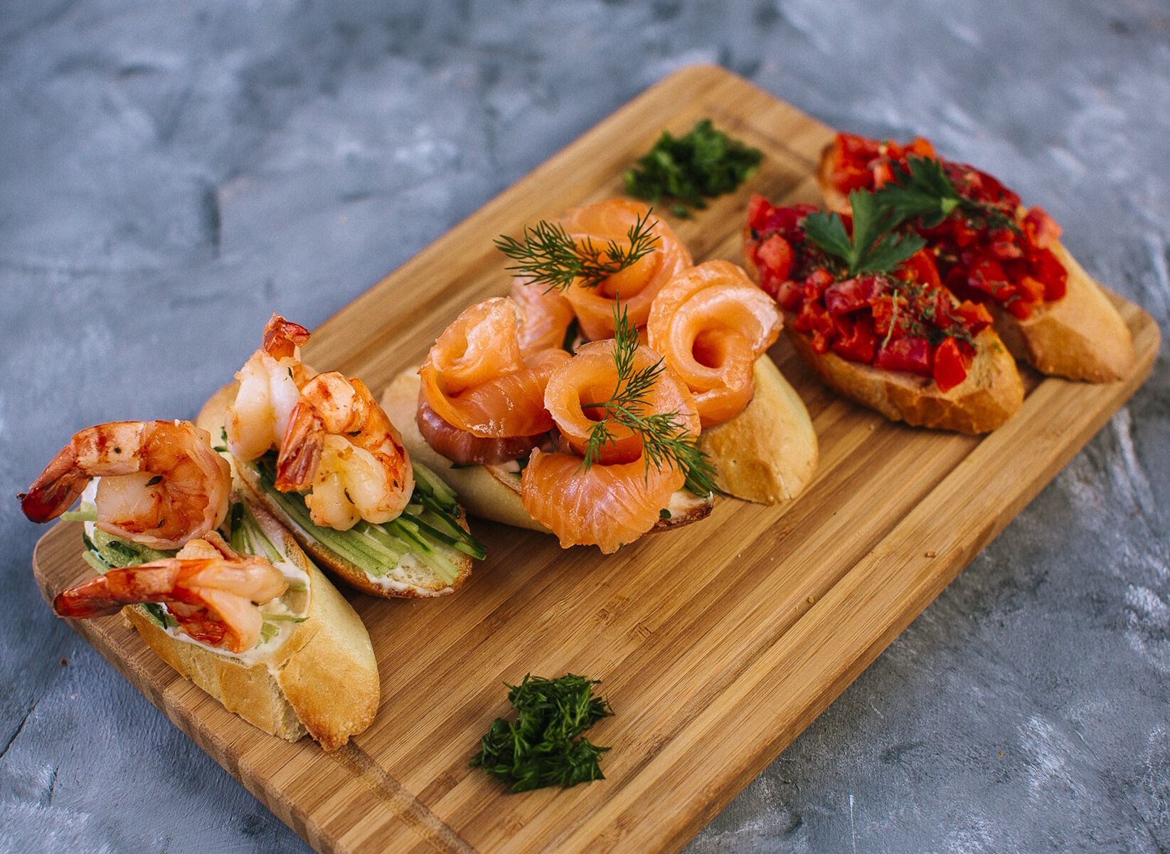 Тосты с рыбой и креветками