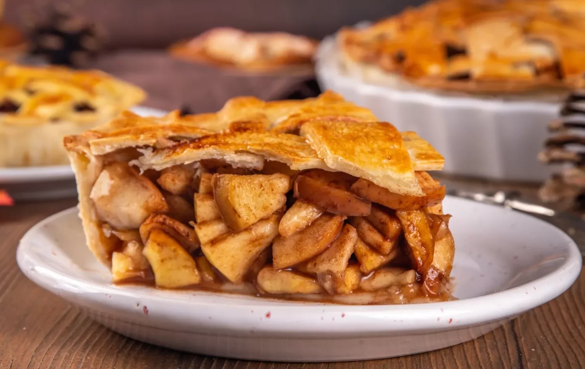 Много яблок в пироге