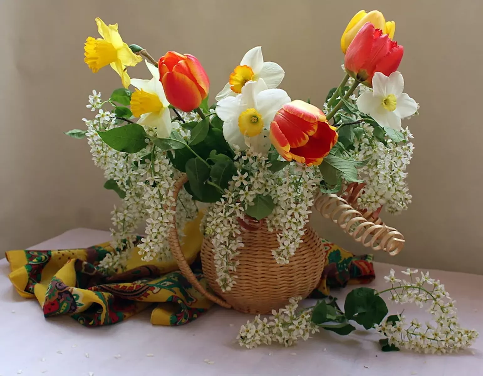 Тюльпаны и нарциссы в букете