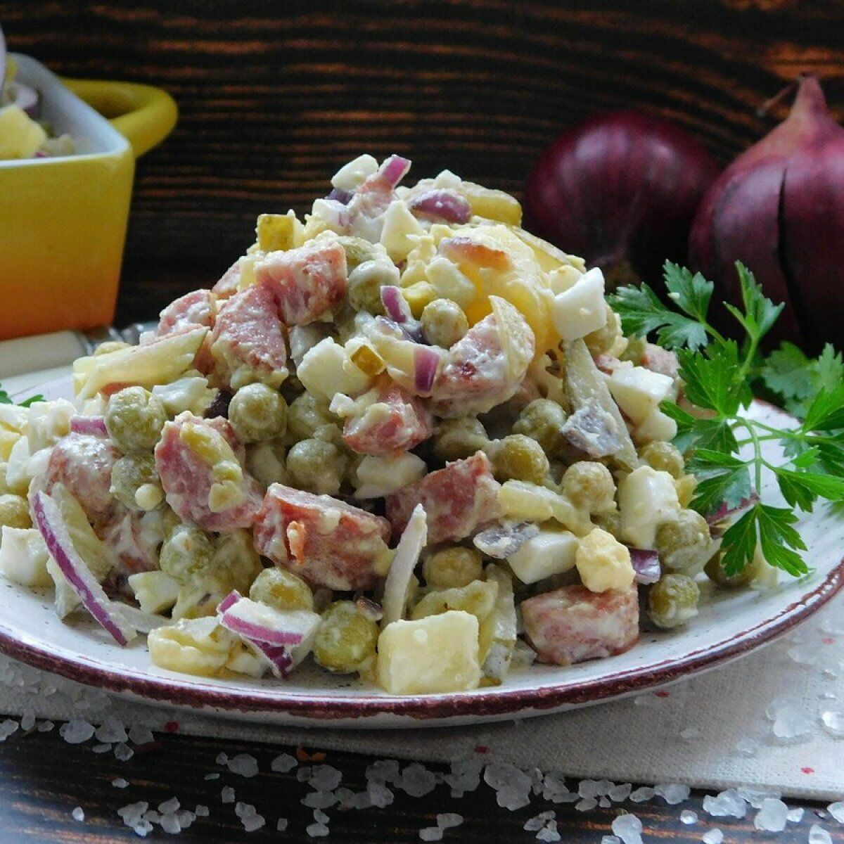 Оливье с красным луком