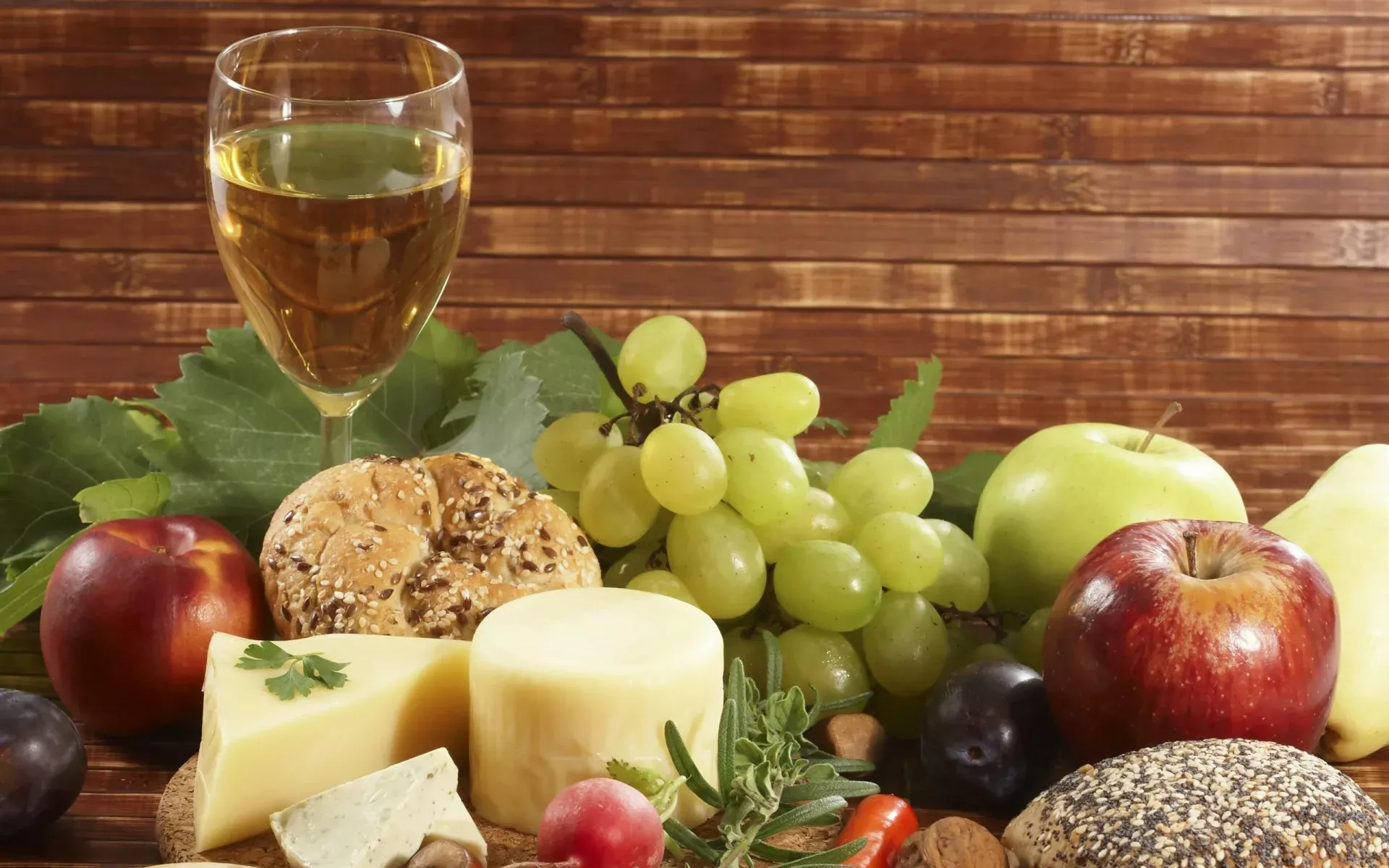 Виноград, сыр и вино