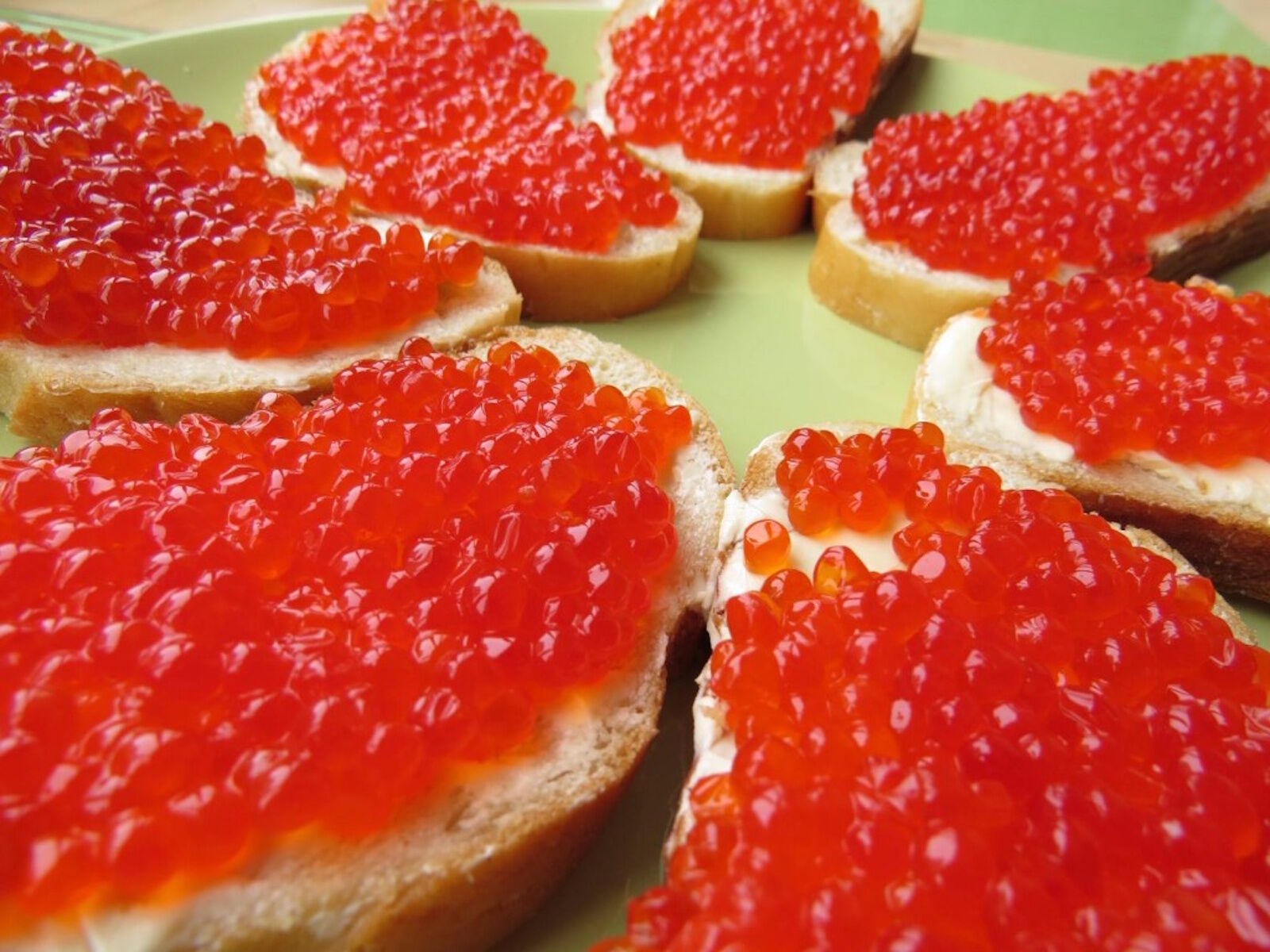 Много красной икры