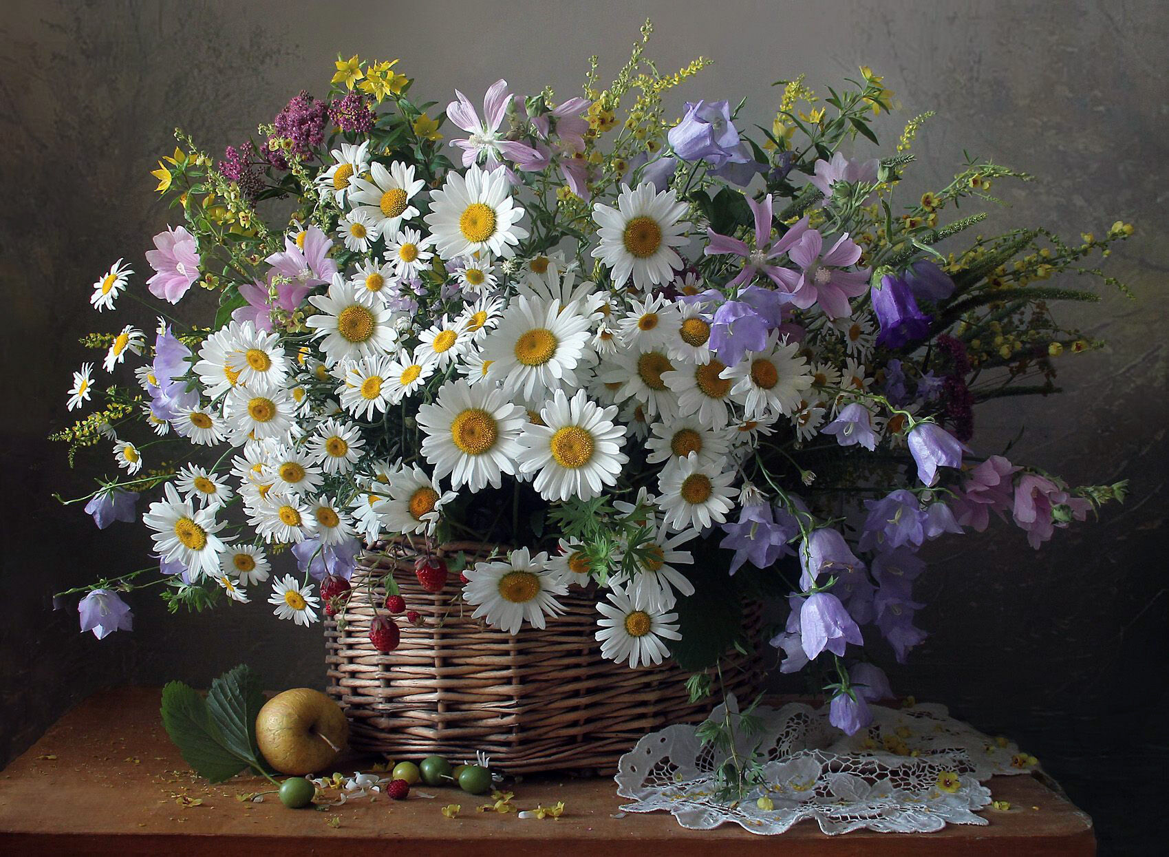 Ромашки и колокольчики в корзине