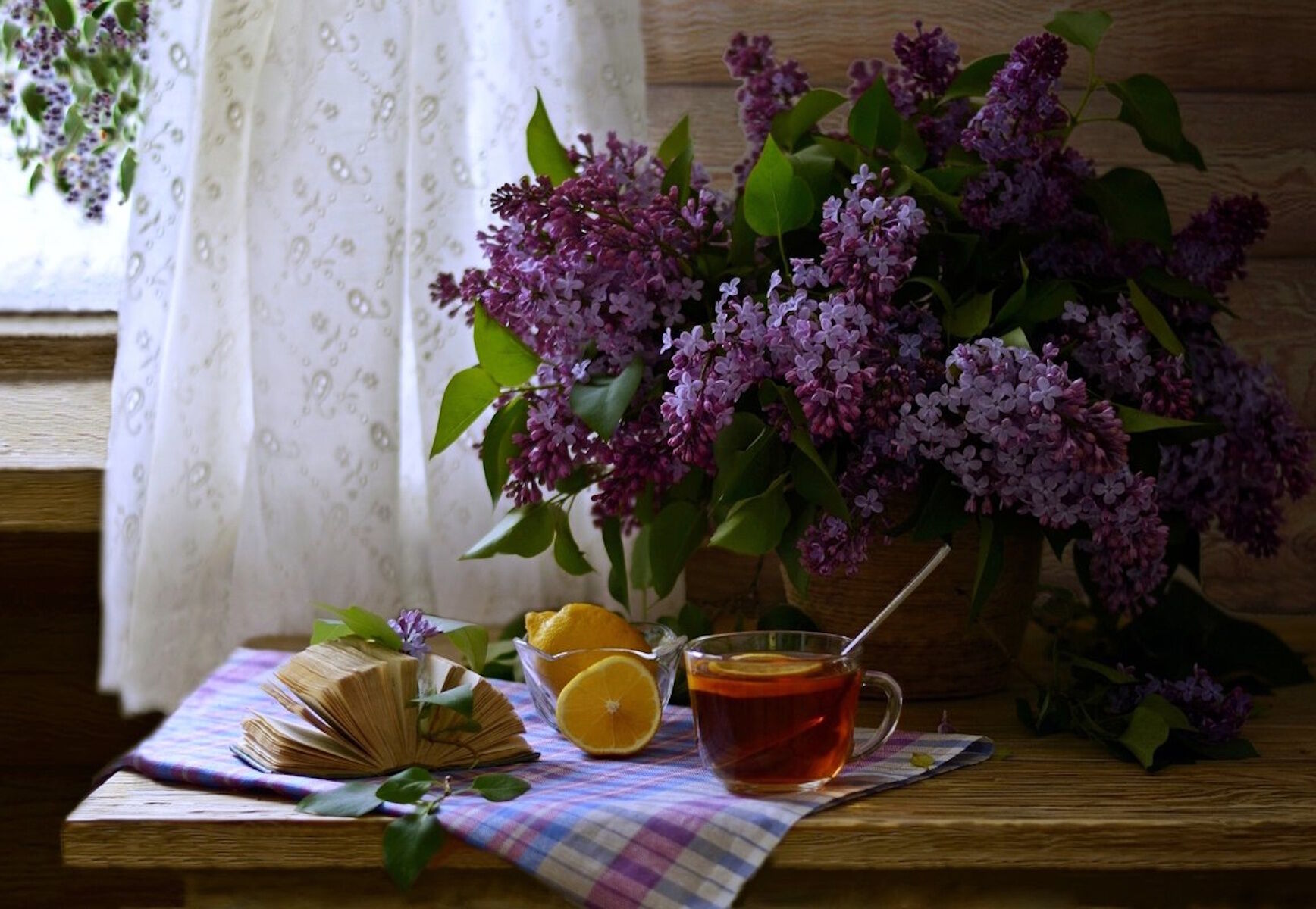 Сирень в вазе и чай