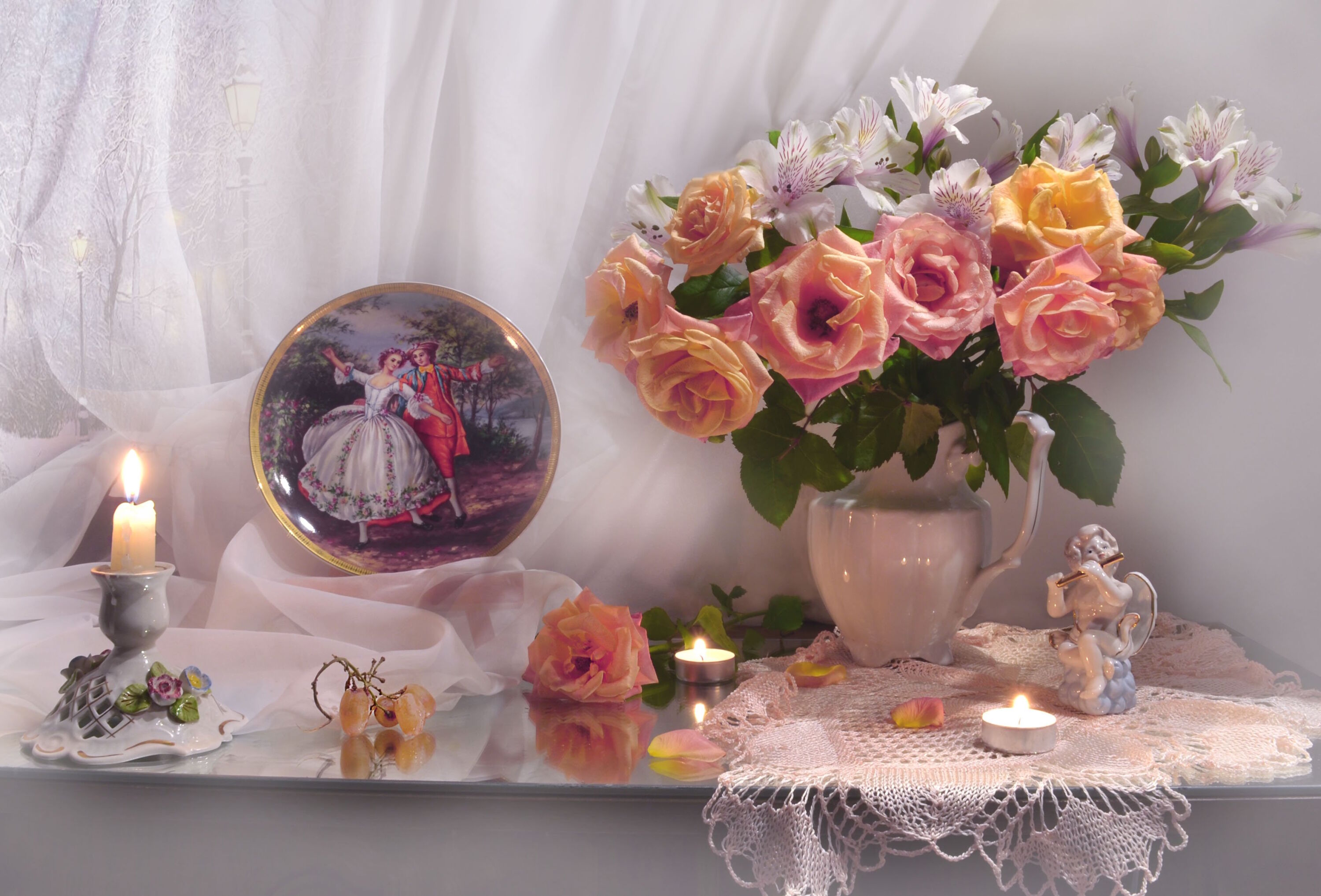 Розы, скатерть и виноград