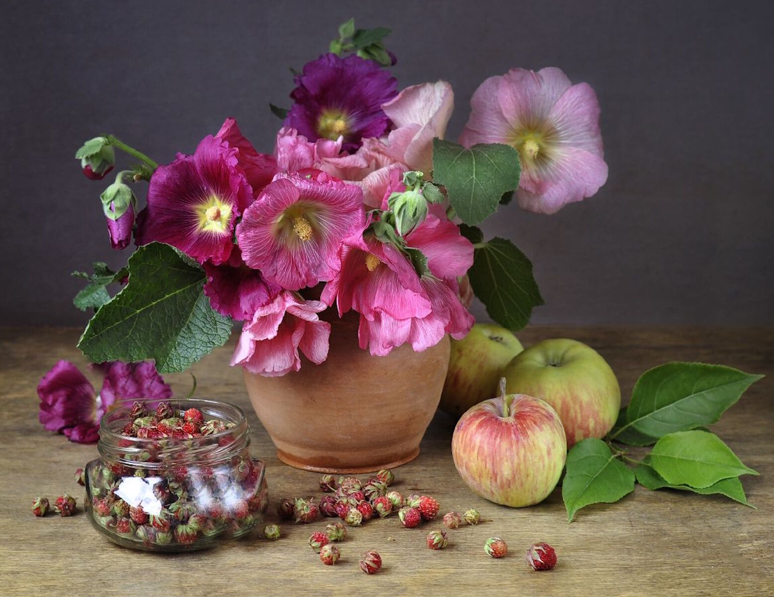 Мальва, земляника и яблоки