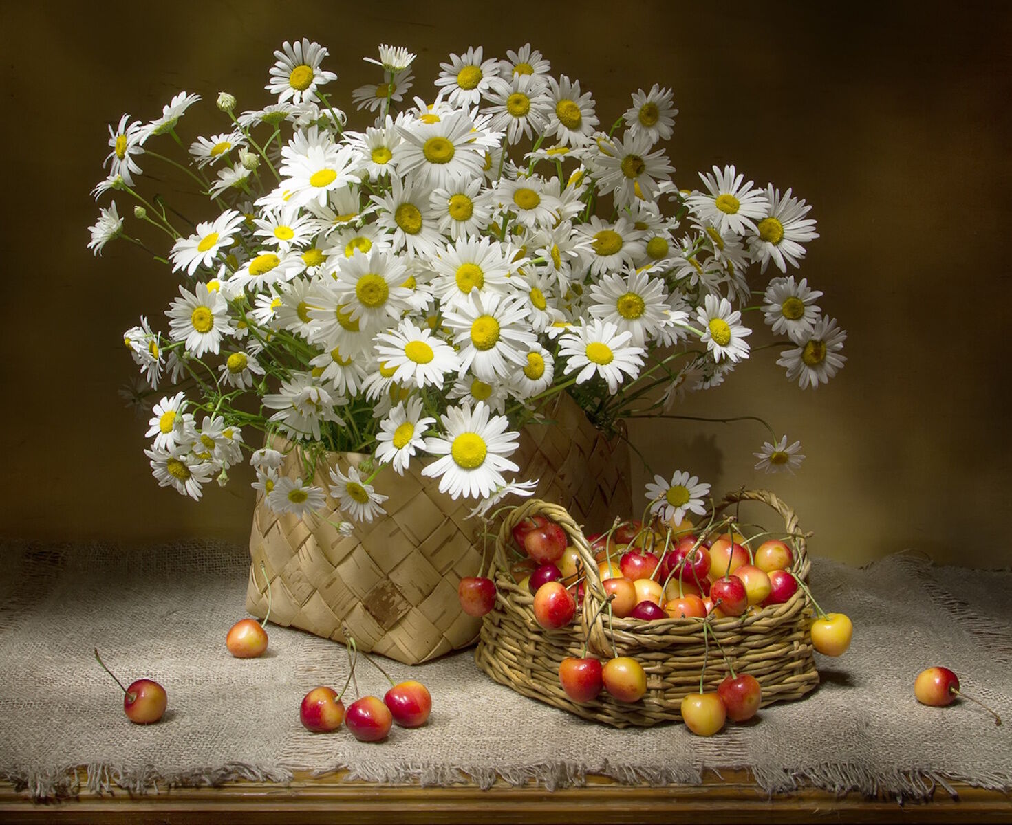 Букет ромашек и черешня