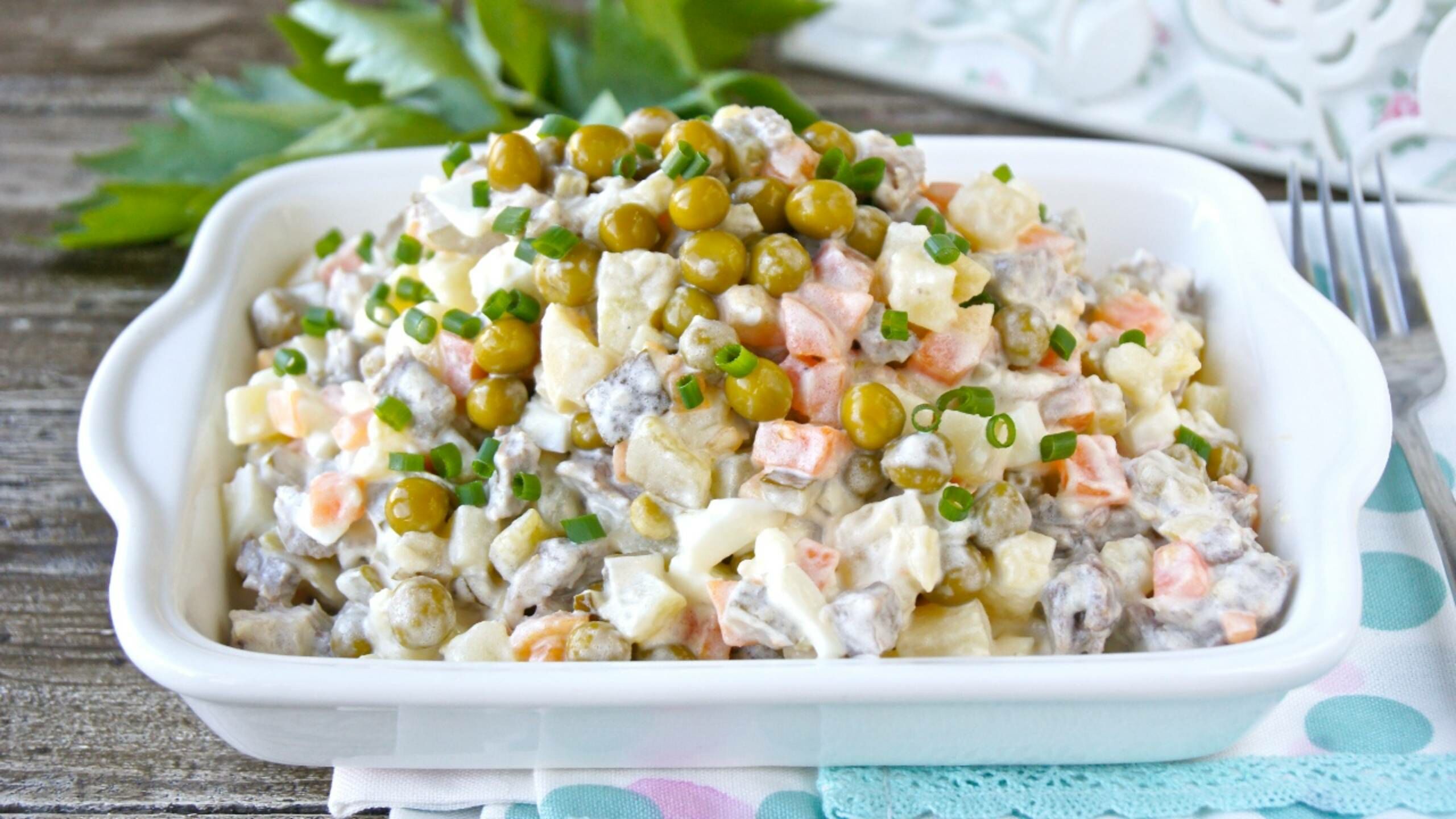 Салат оливье с горошком