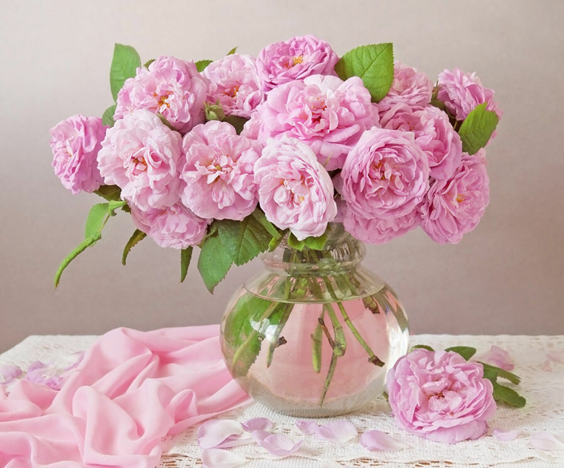 Нежные розы в вазе