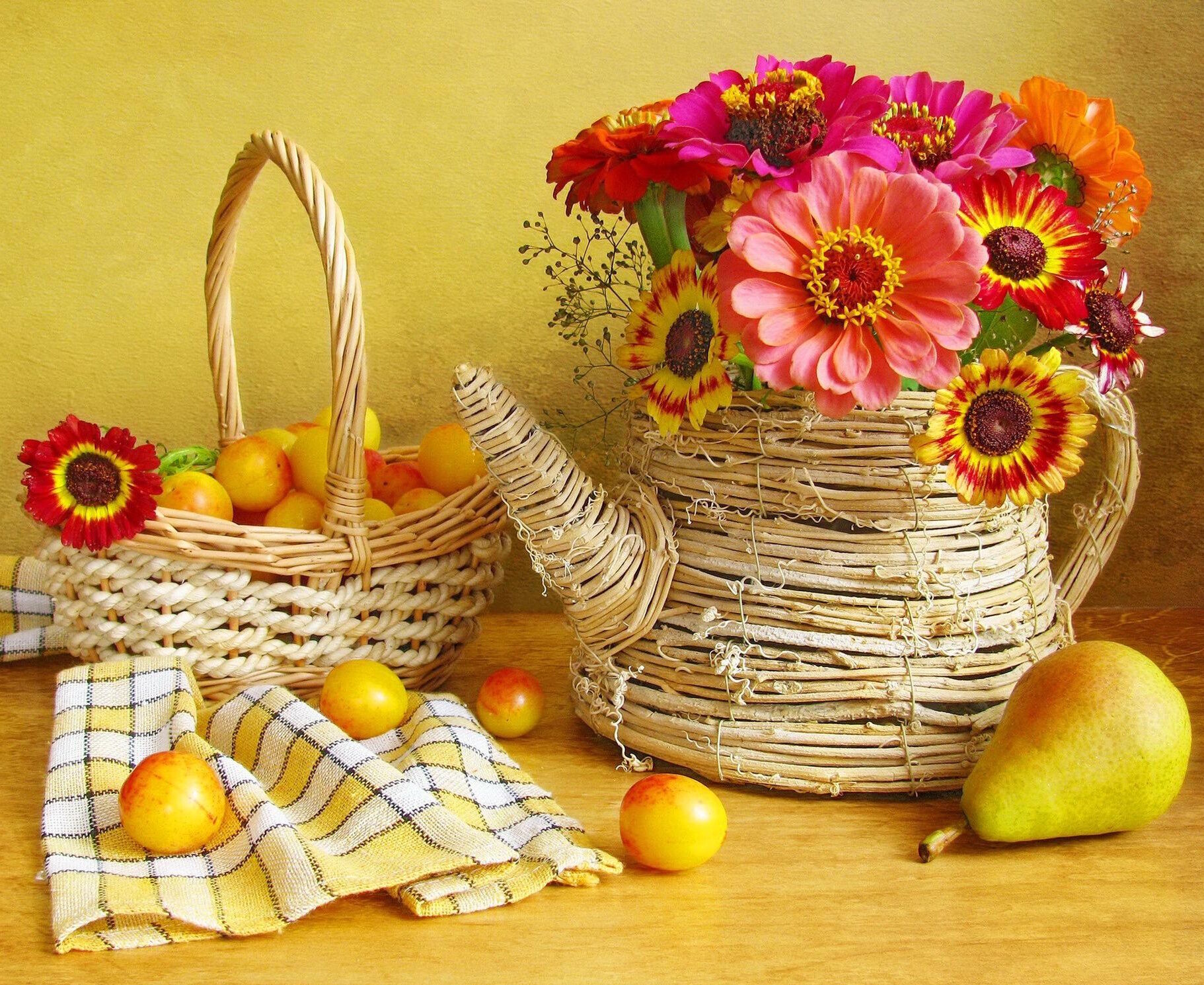 Герберы и груша