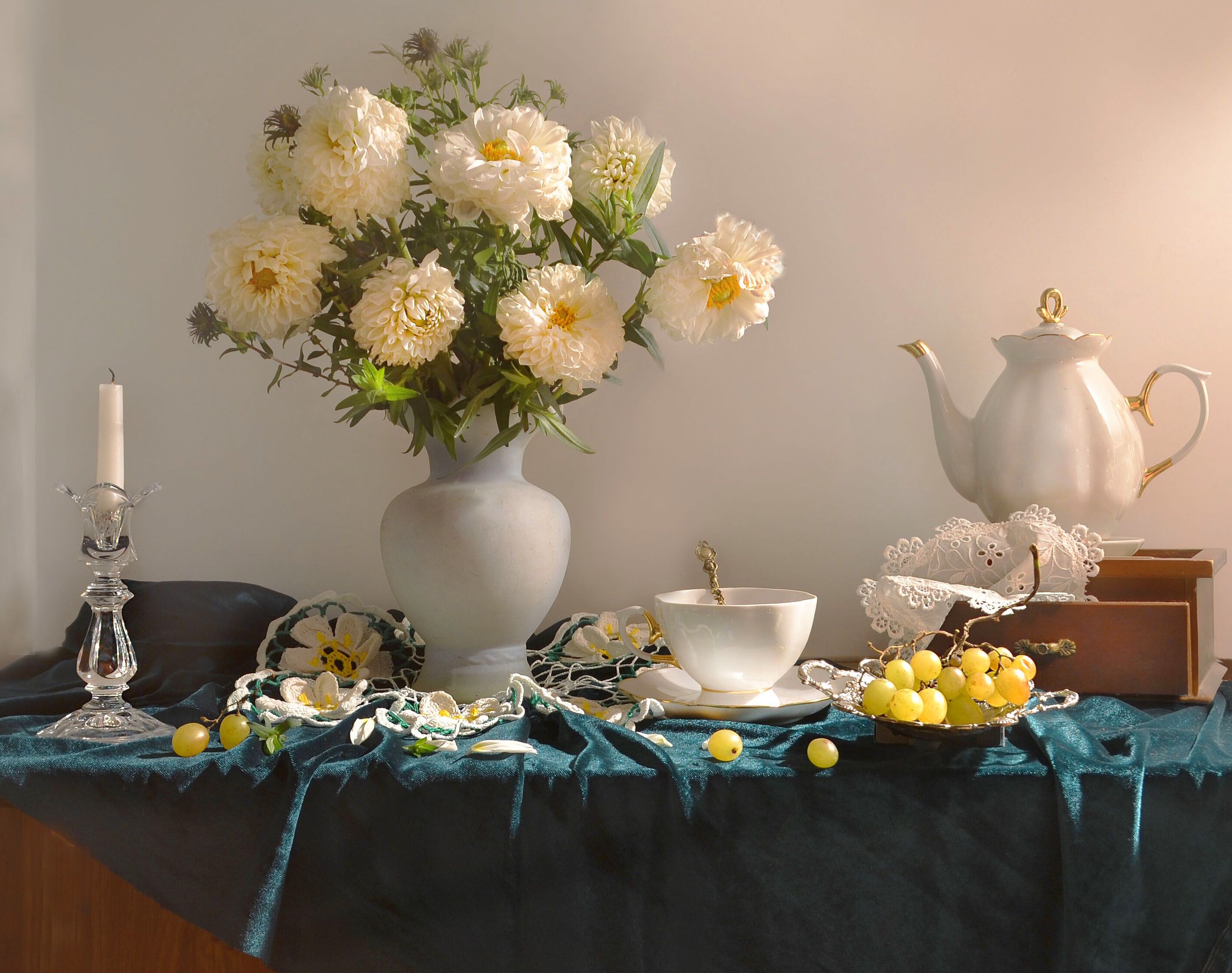 Хризантемы, свеча и чайник