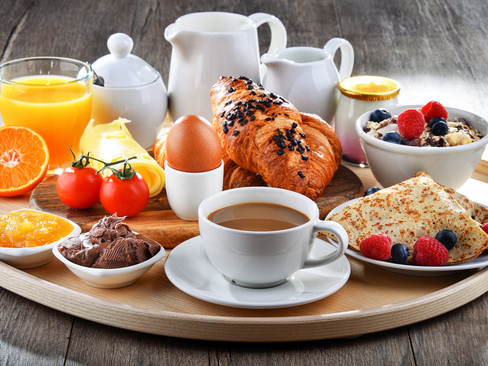 Завтрак с блинами и кофе