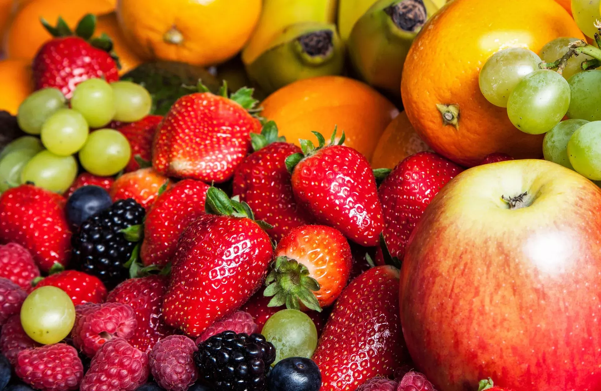 Клубника и фрукты