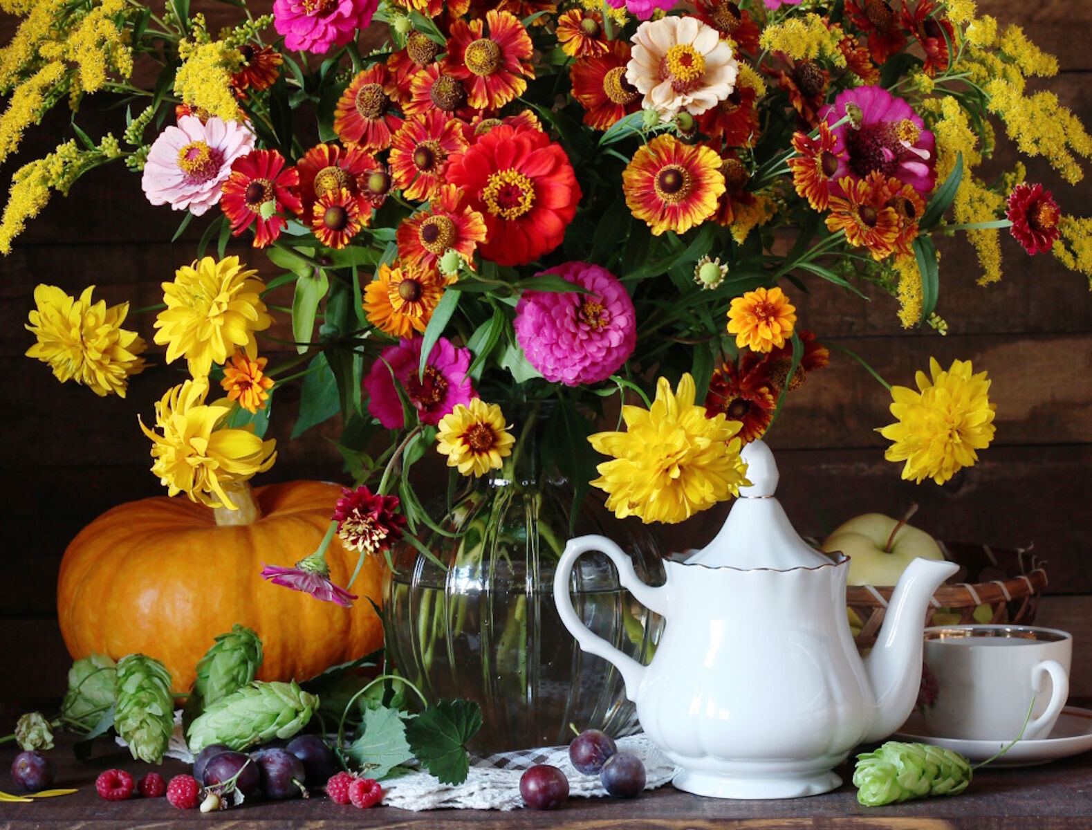 Чайник, тыква и букет