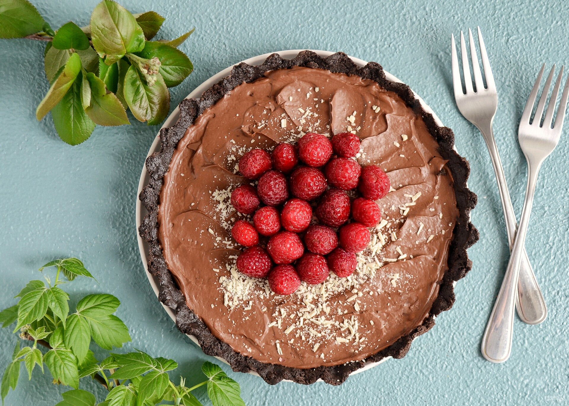 Малина на шоколадной пироге