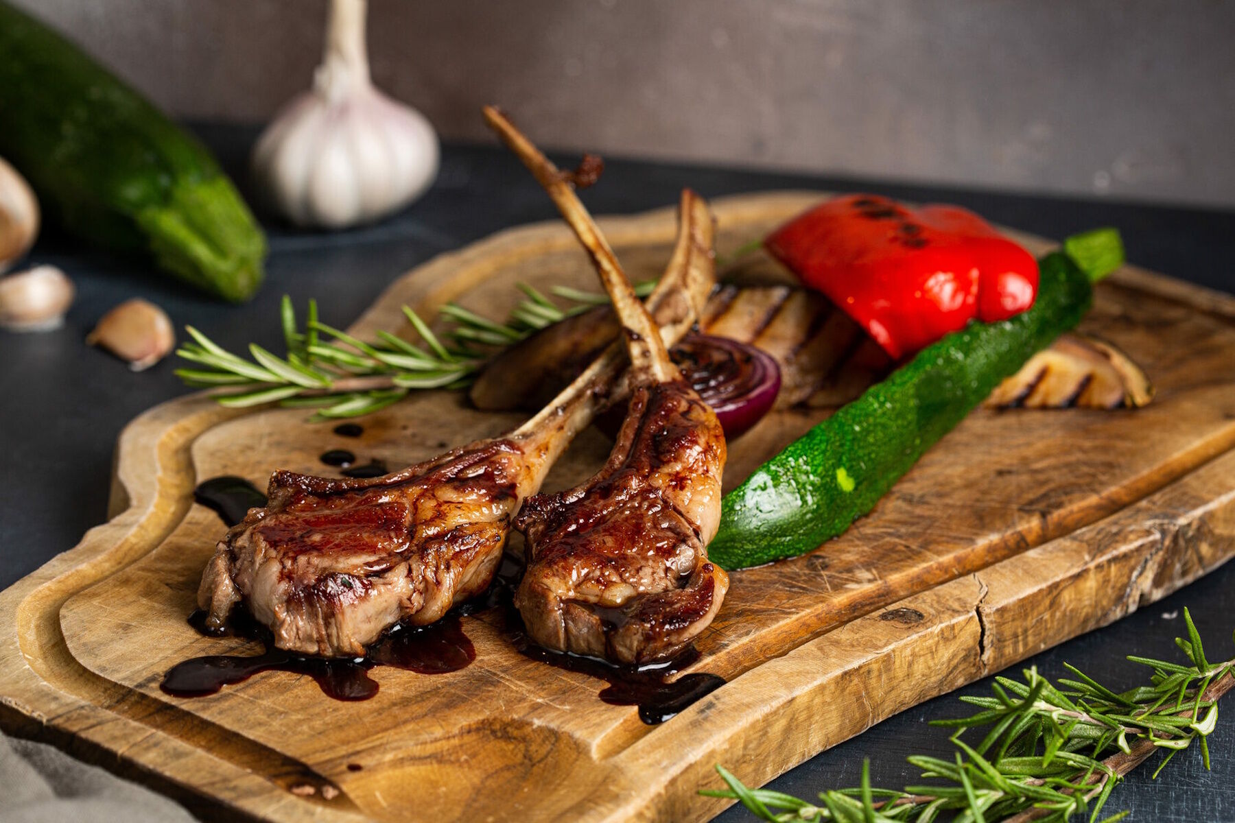 Каре ягненка и овощи