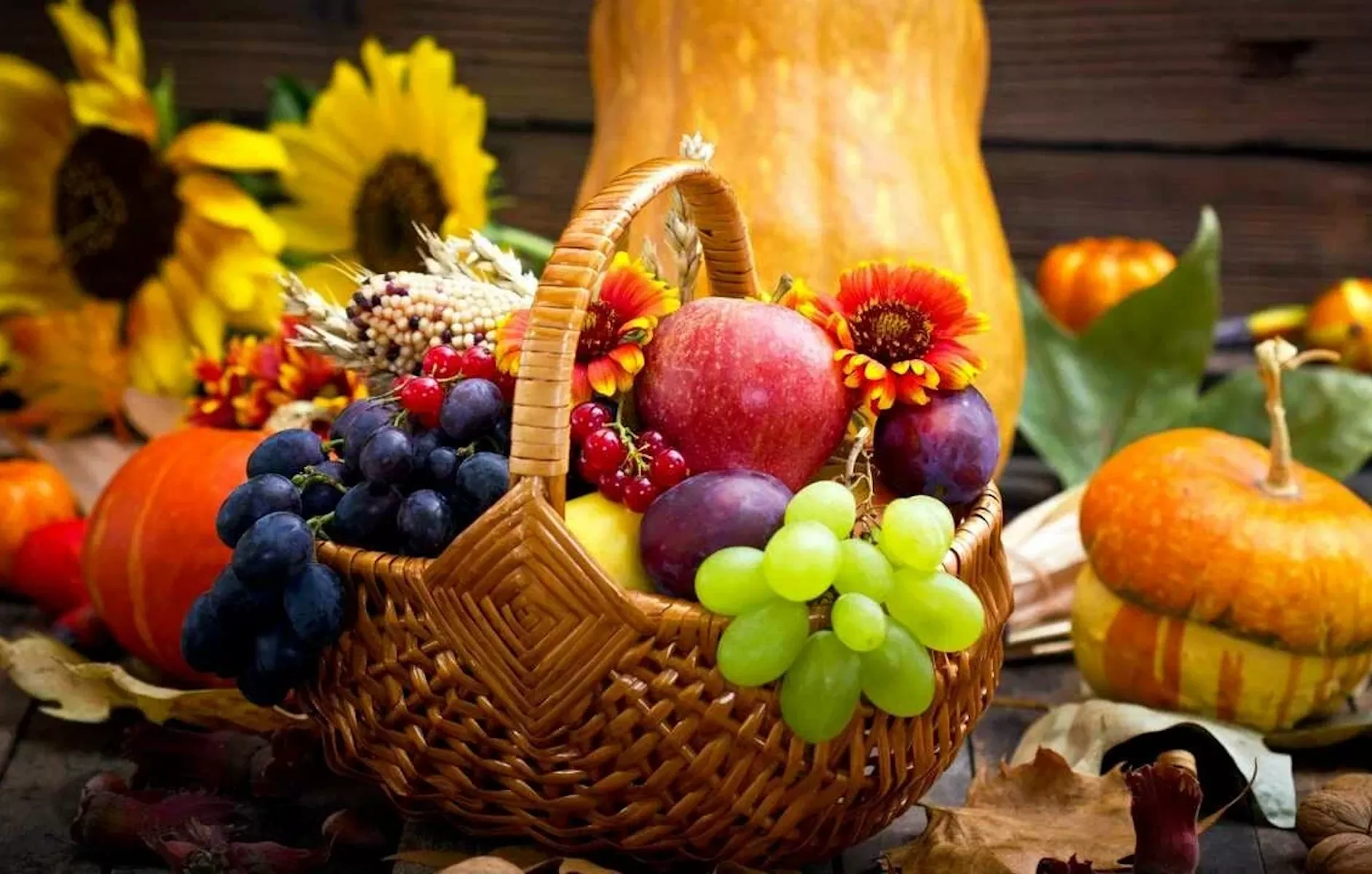 Корзинка и фрукты с ягодами