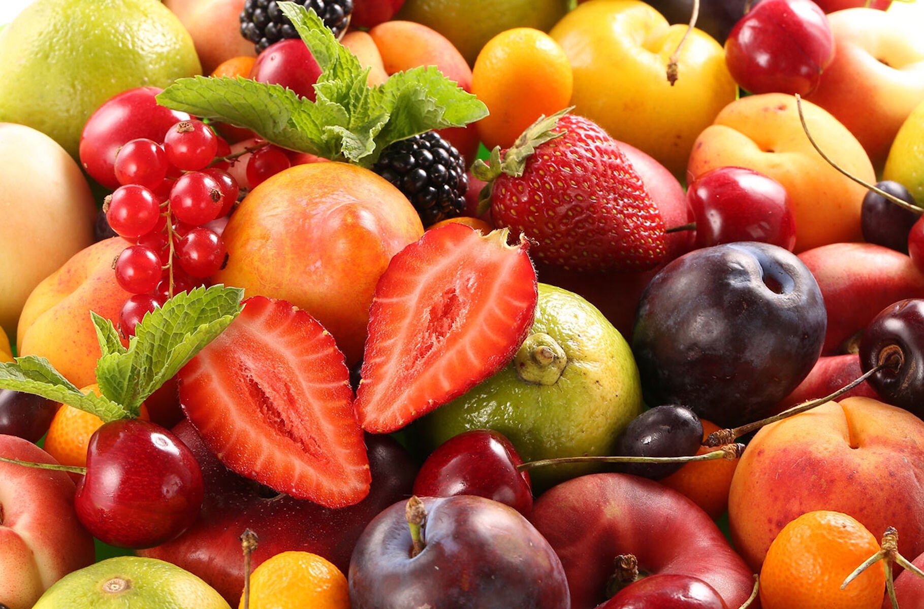 Ягоды с фруктами