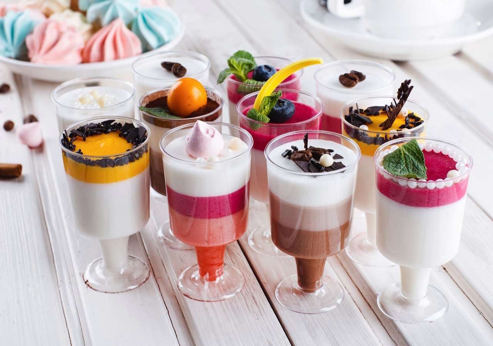 Разные десерты в стаканчиках