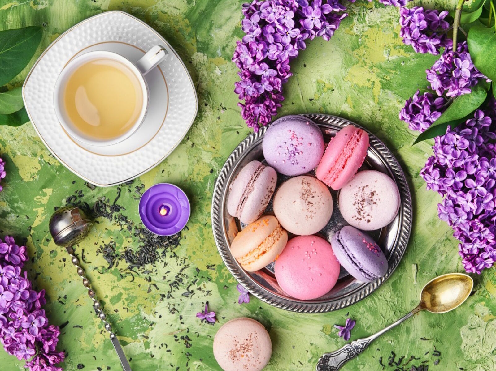 Макаруны и сирень