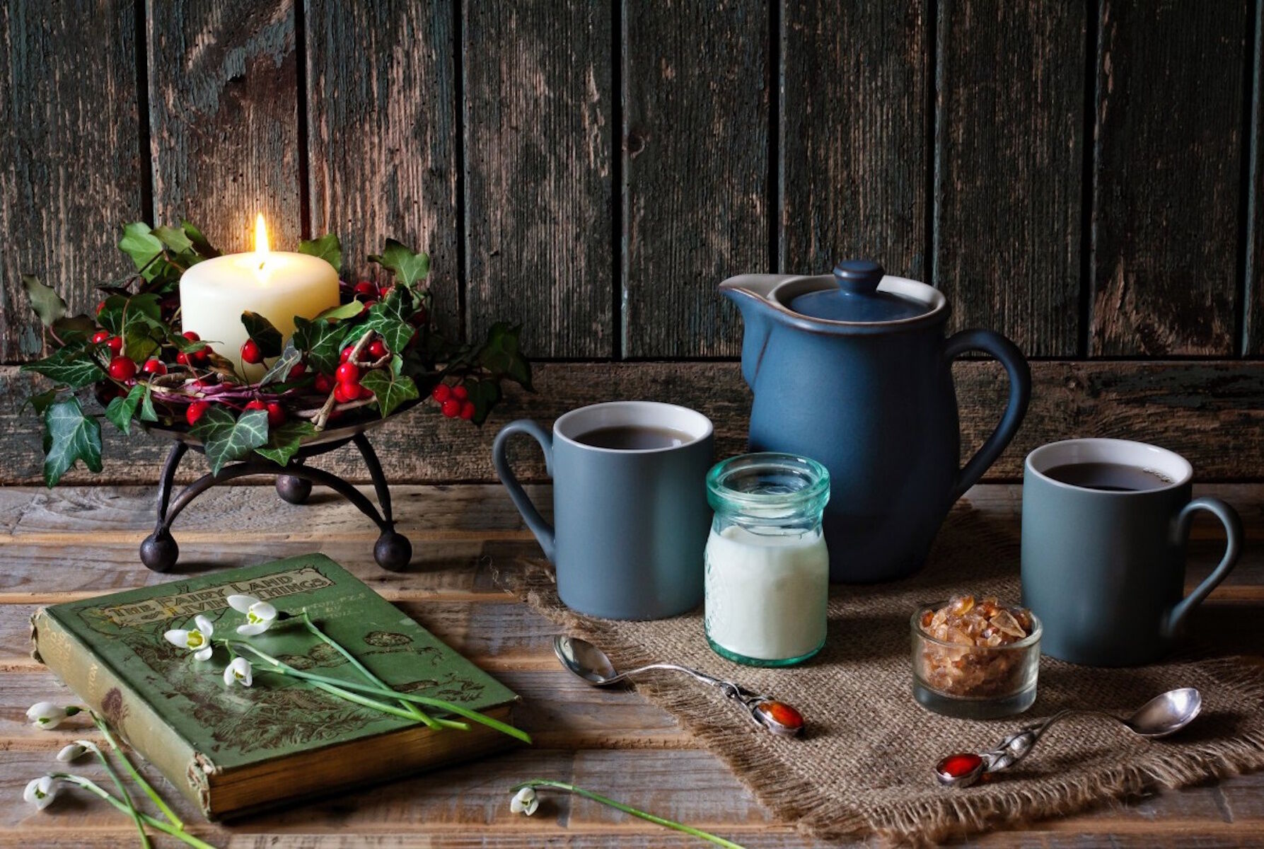 Свеча и кофе с молоком