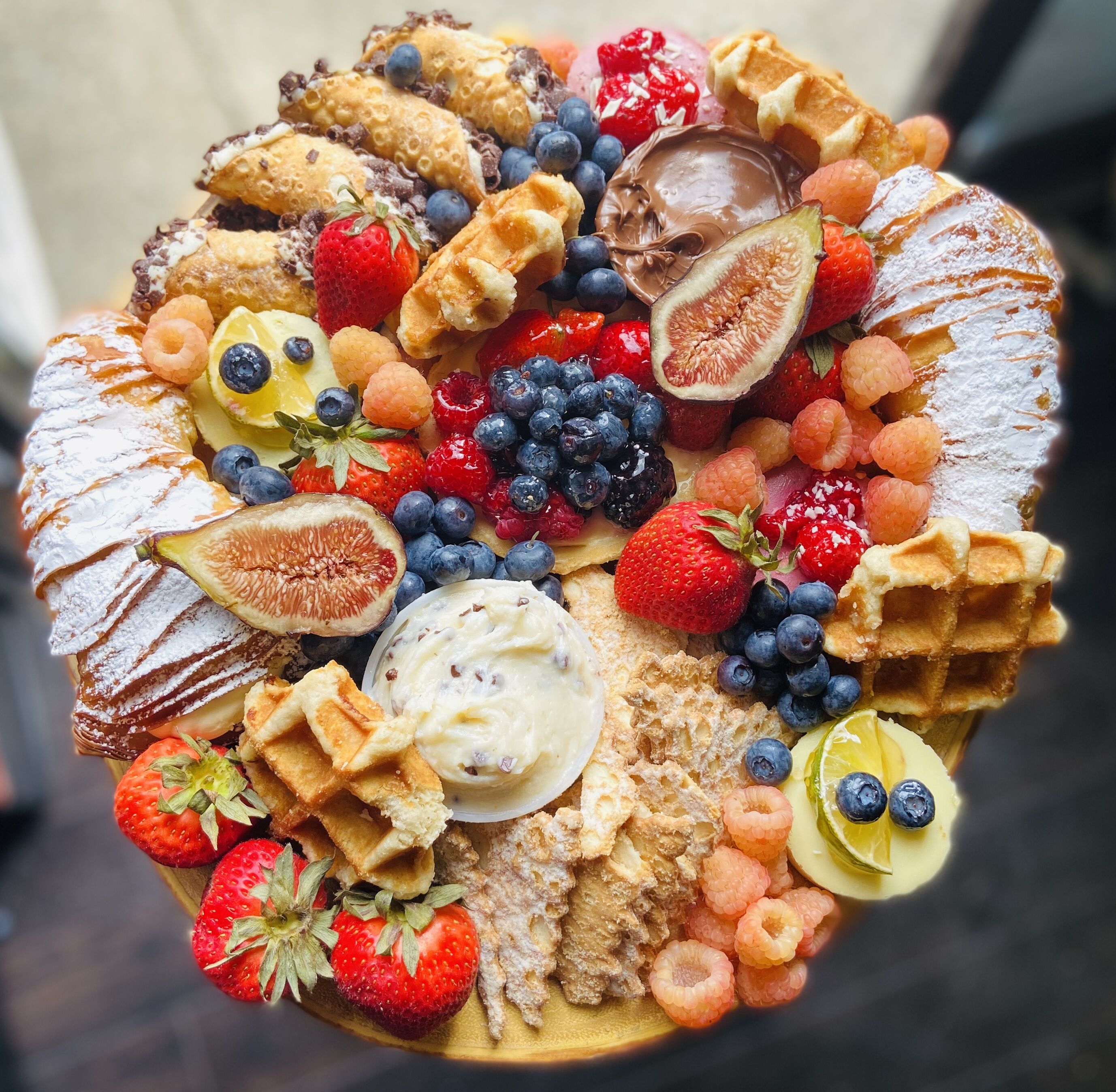 Ягоды, вафли и шоколад