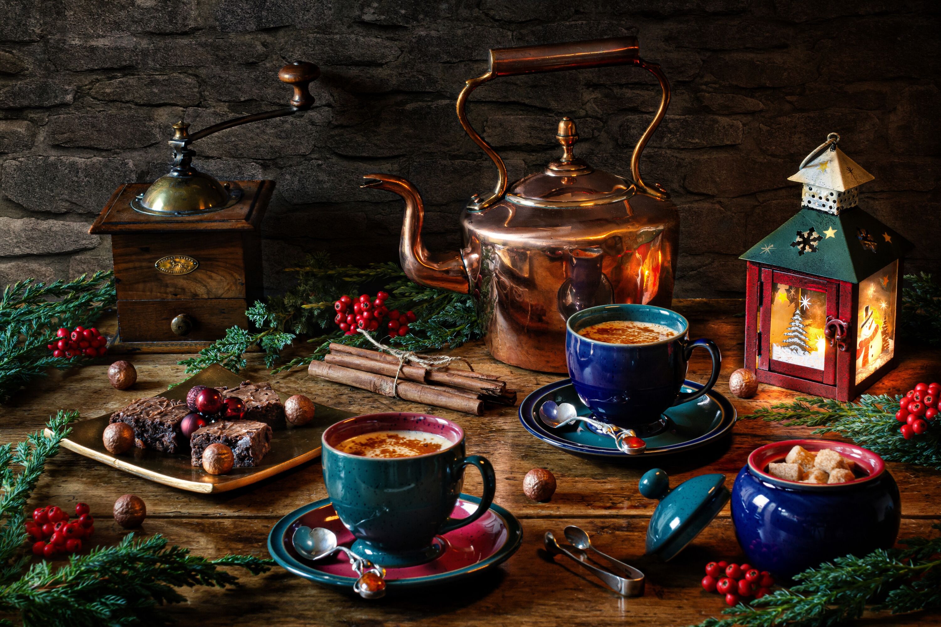 Чайник и кофе с корицей