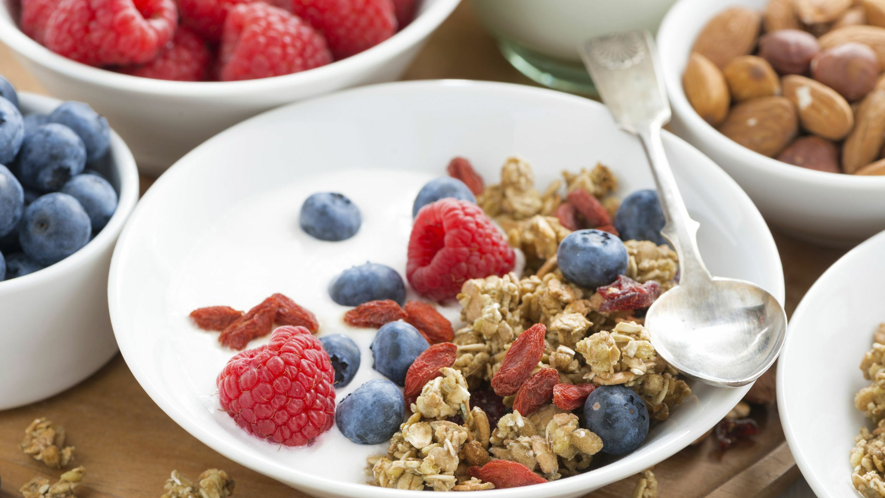 Мюсли, ягоды и орехи