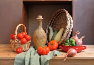 Томаты и кувшин