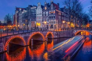 Осенний мост в огнях