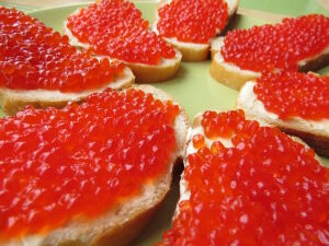 Много красной икры