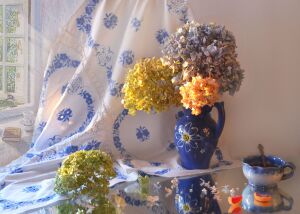 Гортензии в синей вазе