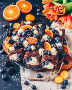 Шоколадные блины и ягоды