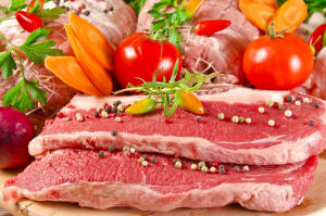 Свежее мясо и томаты