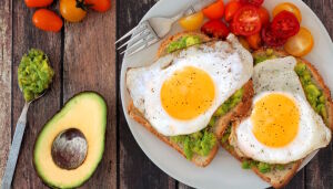 Авокадо и яйца