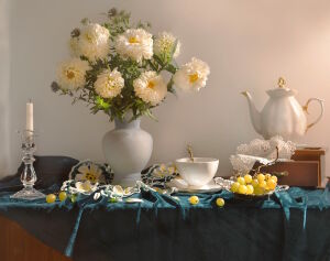 Хризантемы, свеча и чайник