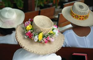 В шляпке с цветами