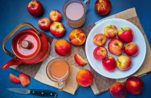 Сок из красных яблок