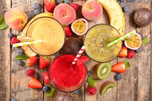 Три фруктово-ягодные смузи