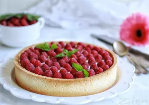 Пирог со свежей малиной