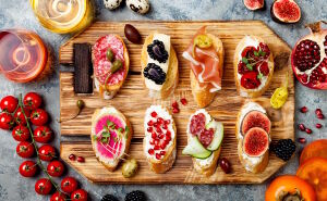 Брускетты с фруктами и ягодами