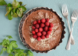 Малина на шоколадной пироге