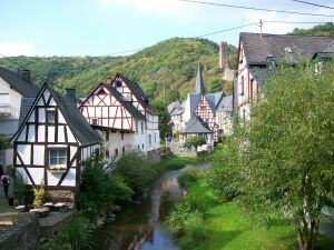 Домики полосатые у речки