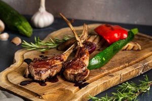 Каре ягненка и овощи