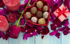 Конфеты и лепестки