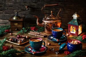 Чайник и кофе с корицей