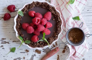 Шоколадный десерт и малина